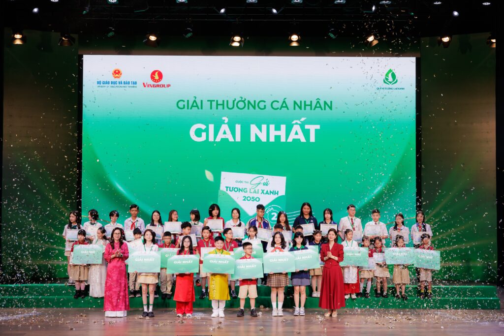 Các quán quân nhận giải thưởng cuộc thi “Gửi tương lai Xanh 2050”